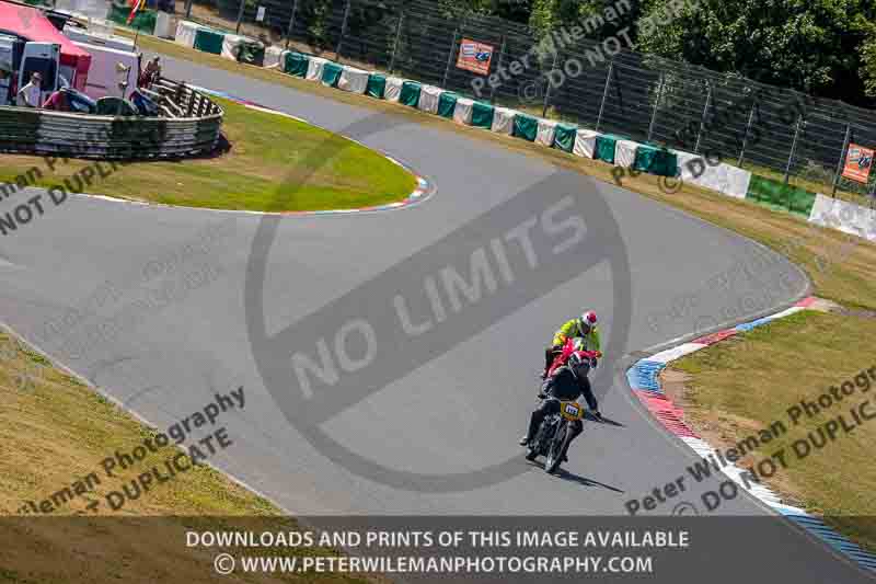 Vintage motorcycle club;eventdigitalimages;mallory park;mallory park trackday photographs;no limits trackdays;peter wileman photography;trackday digital images;trackday photos;vmcc festival 1000 bikes photographs